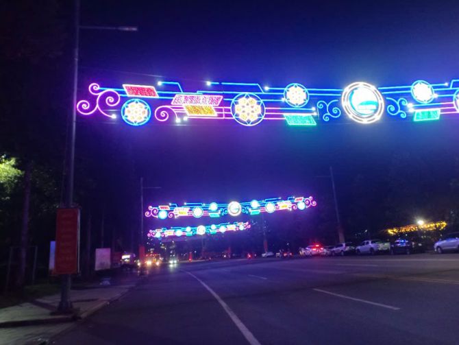 Đèn trang trí tết và đường hoa