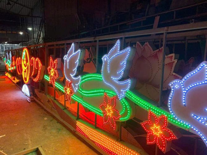 Đèn trang trí tết và đường hoa