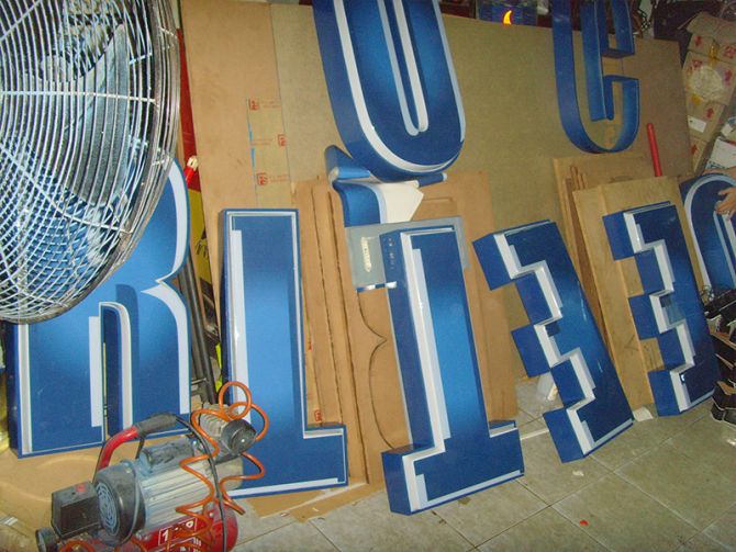 Mặt dựng Alu chữ nổi 02